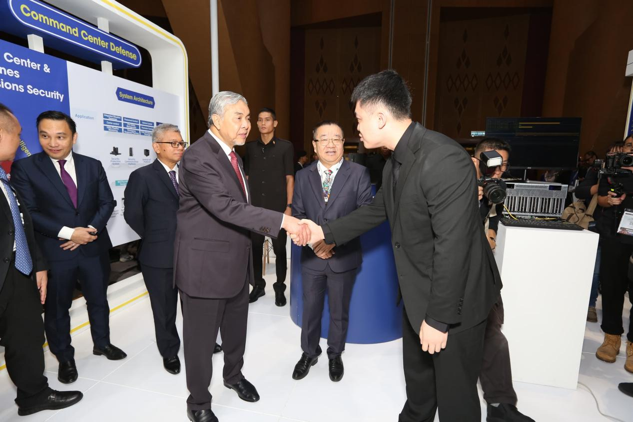 1751509257109171.png 马来西亚副首相到访KU酷游官网展台.png